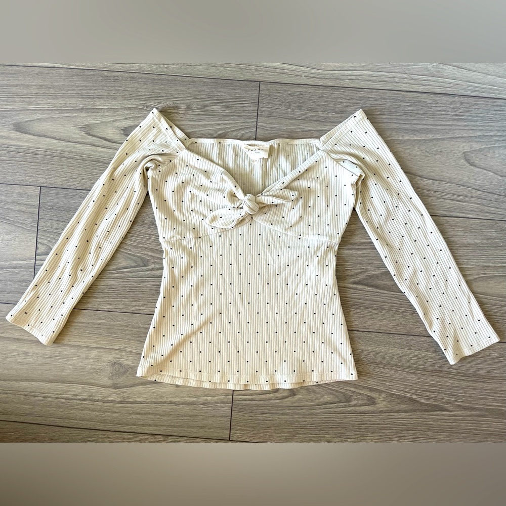 Sezane XS polka dot top black white ribbed stretch sleeve v neck